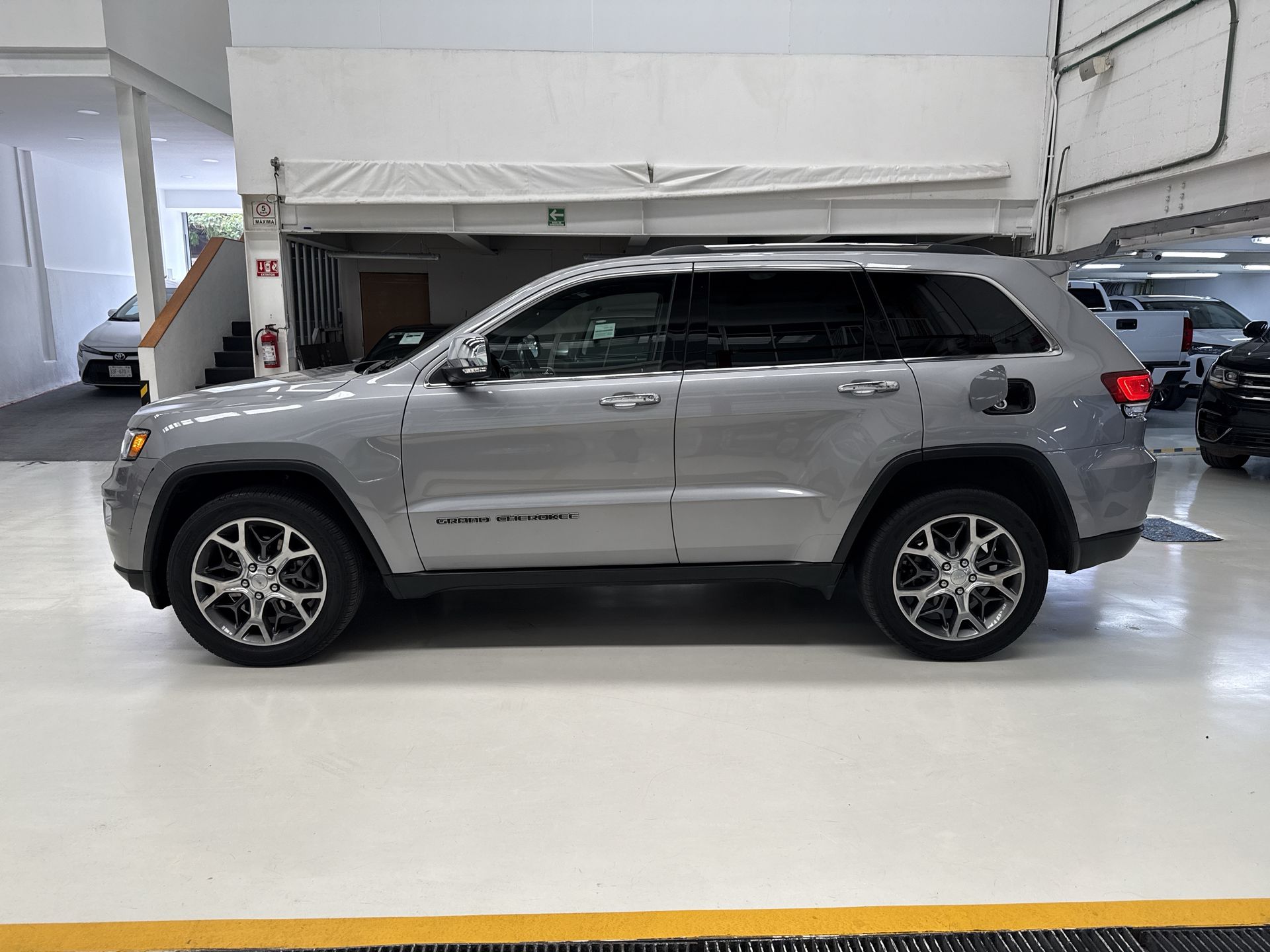 2021 Jeep GRAND CHEROKEE LIMITED LUJO V6
