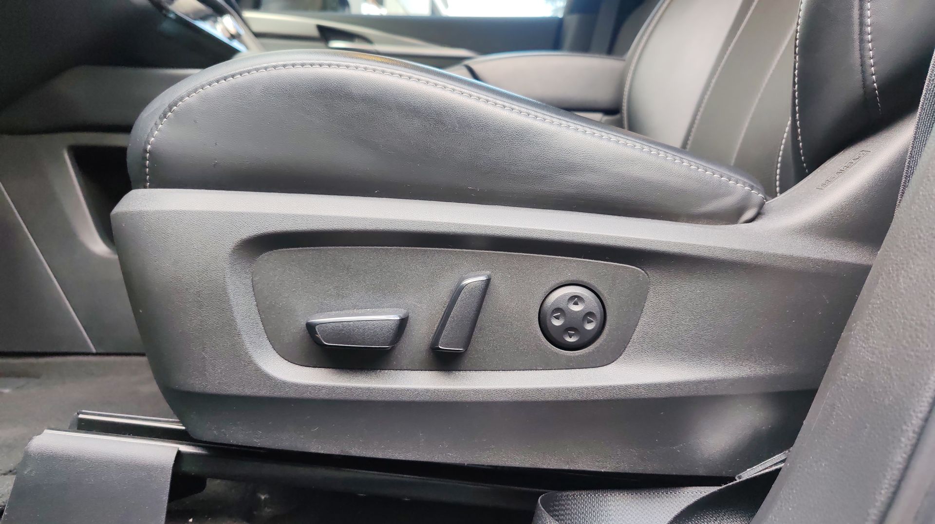 2023 INFINITI QX60 3.5L LUXE AWD 23